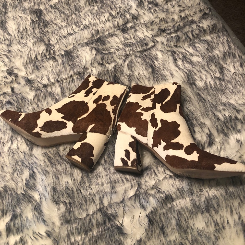 Size 8.5 brand new Steve Madden real hair booties.